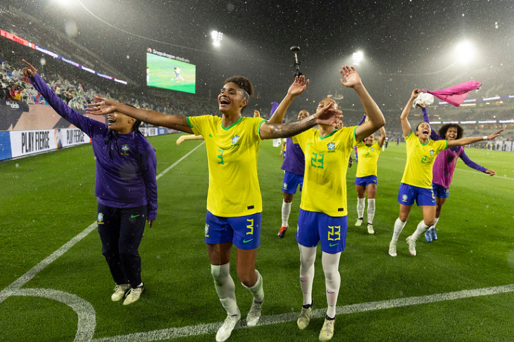 Brasil vence Mxico e  finalista da Copa Ouro feminina